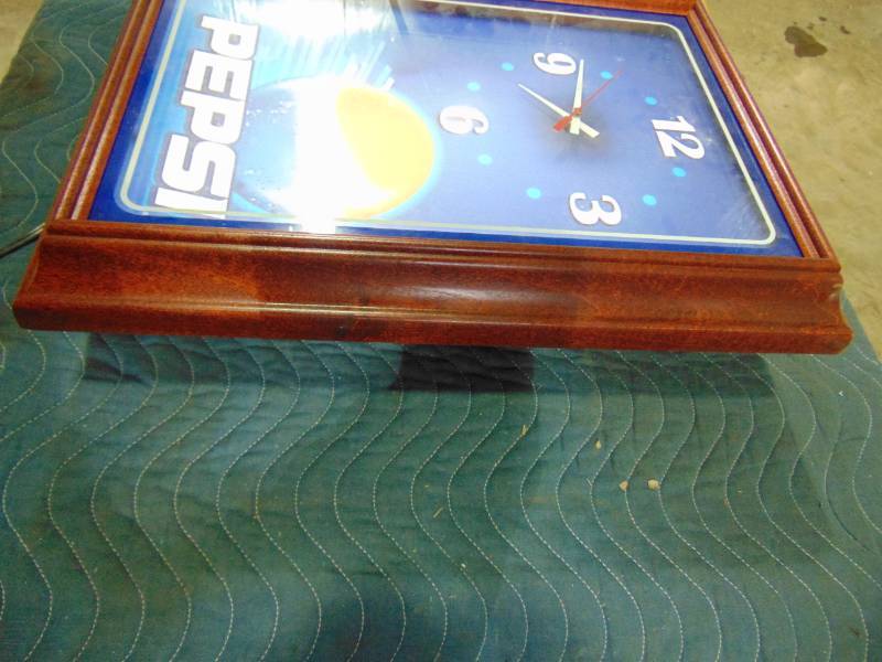 lot 82 image: Pepsi Light Up Clock