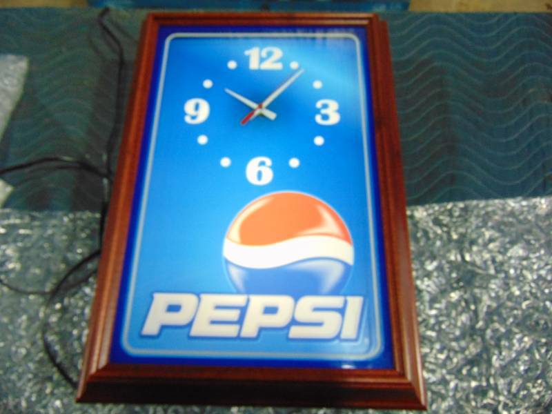 lot 96 image: Pepsi Light Up Clock