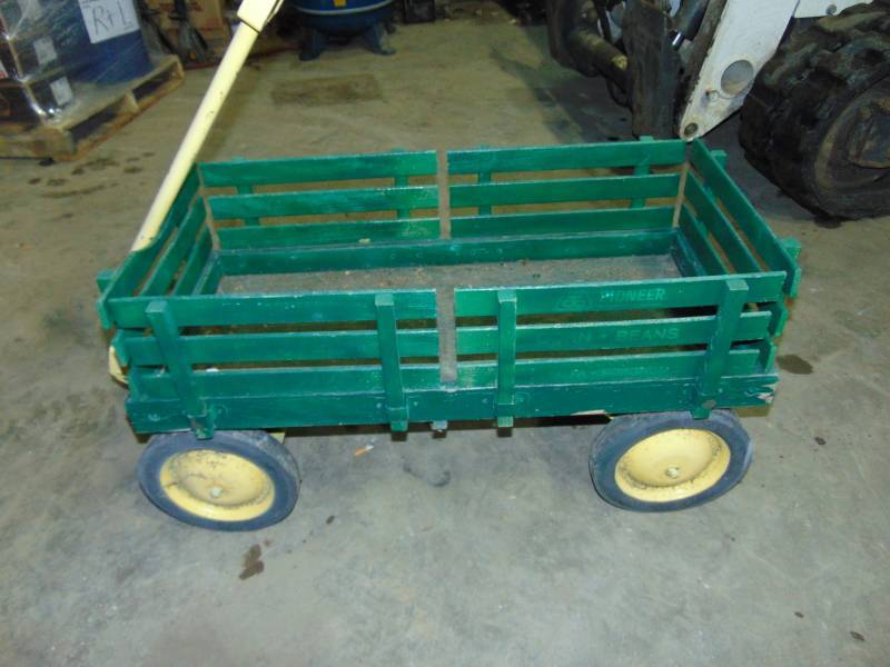 lot 101 image: Pull Type Wagon
