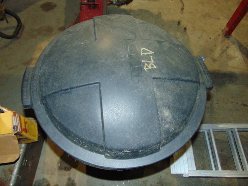 lot 111 image: Garbage Can With Lid