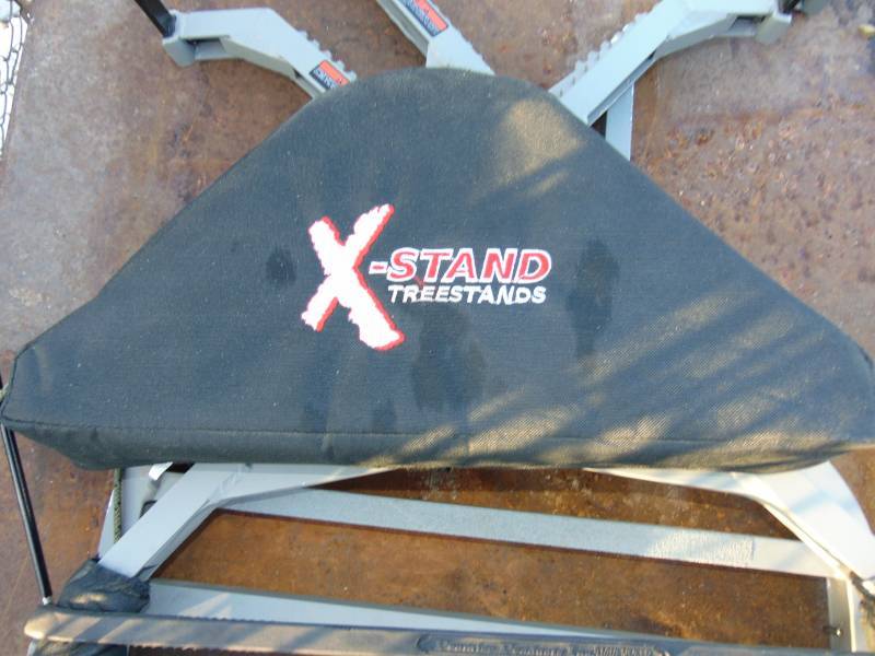 lot 123 image: X-Stand Climber Hunting Stand
