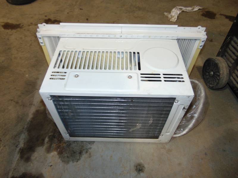 lot 131 image: Perfect Aire Pac 5000 Window Air Conditioner