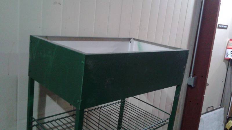 lot 3 image: Green Metal Wire Shelf