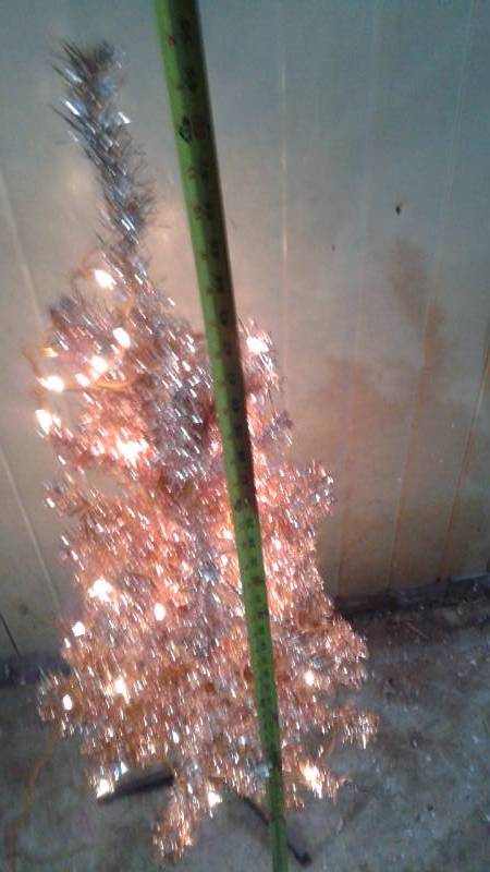 lot 6 image: 4 Foot Artificial Pre Lit Tinsel Champagne Christmas Tree