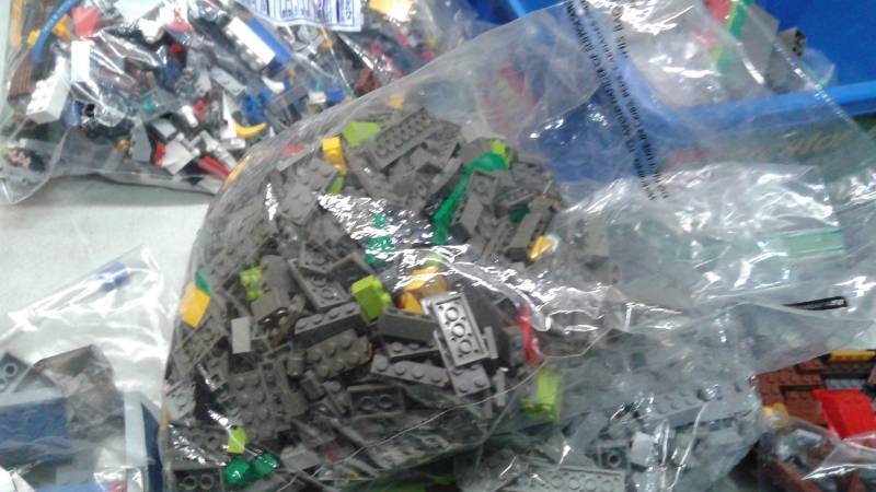 lot 16 image: Large Lot Of Mixed LEGO Pieces