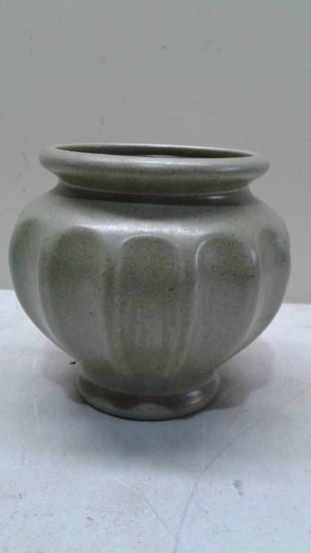 lot 20 image: Vintage Haeger Pottery Planter Pot, Good Condition