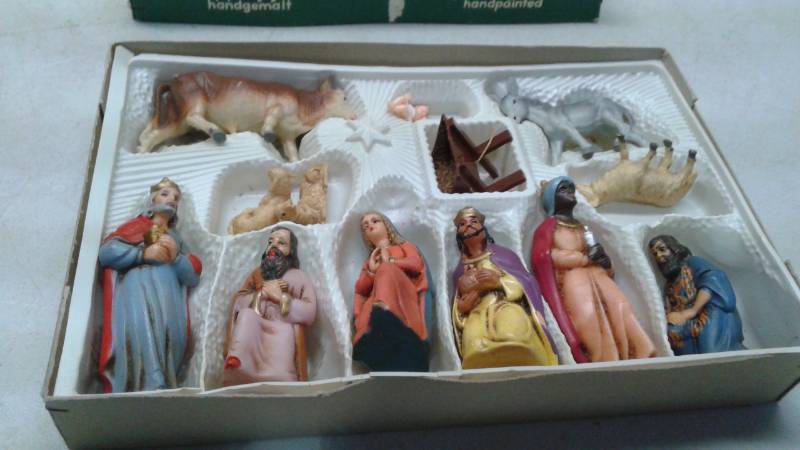 lot 39 image: Krippenfiguren Handgemalt Nativity Figure Set