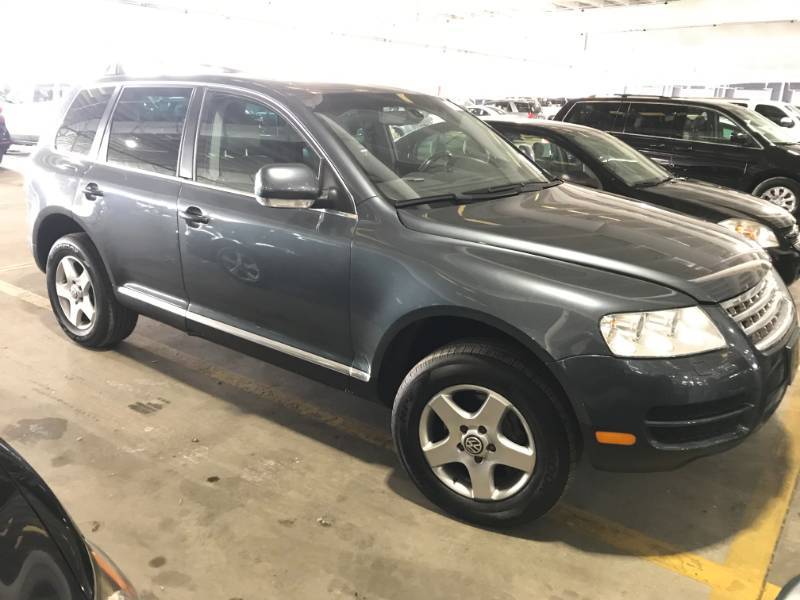 lot 6 image: 2005 Volkswagen Touareg