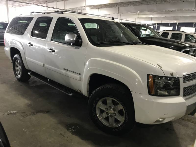 lot 13 image: 2008 Chevrolet Suburban Z71 4x4
