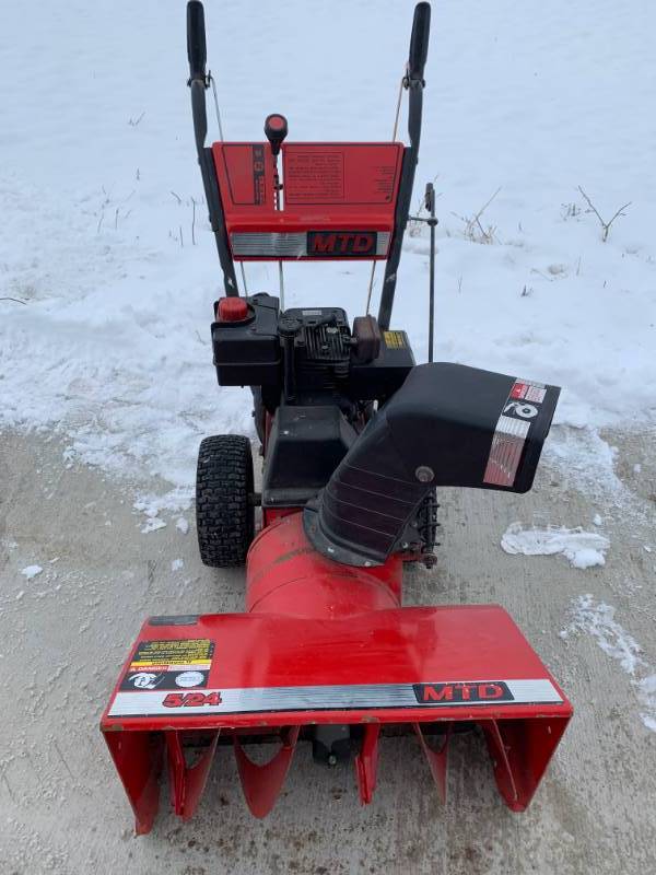 lot 1 image: MTD 524 Snowblower