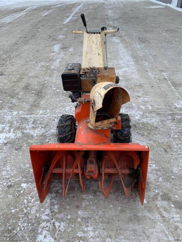 lot 4 image: 3 Speed Gilson Snowblower
