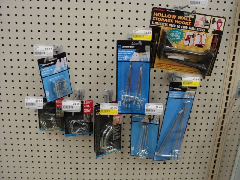 Lot of nhanging hooks...