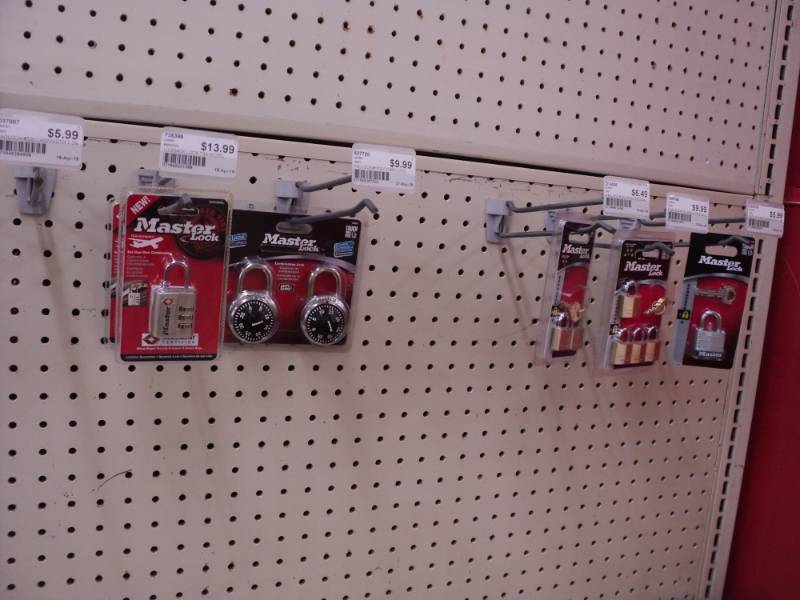 Lot of key and combination locks...