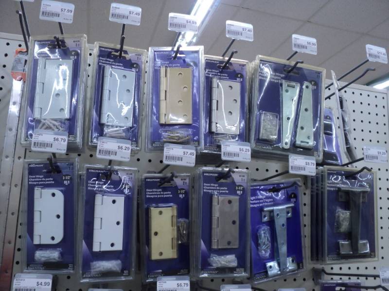 Lot of assorted hinges...