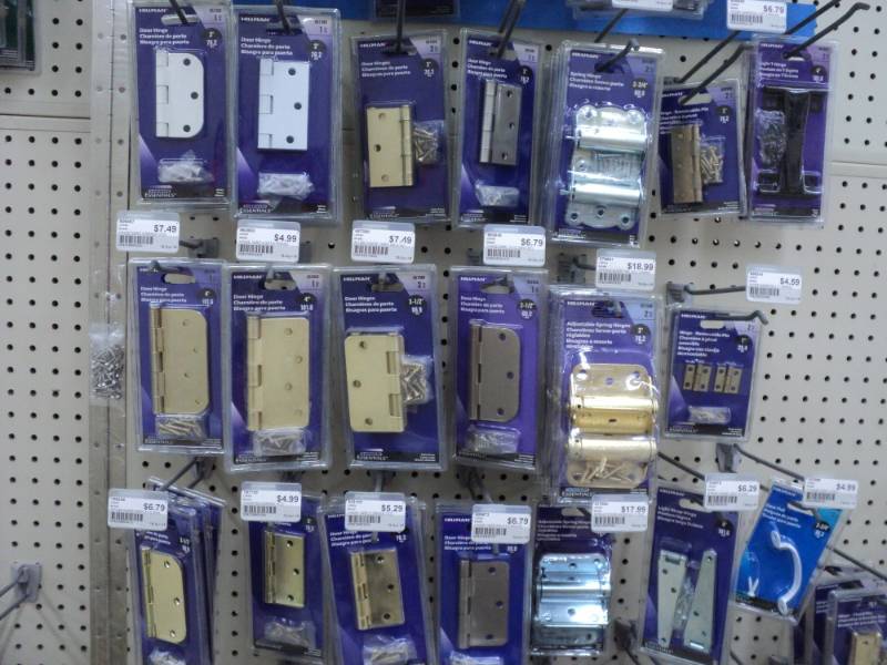 Lot of assorted hinges...