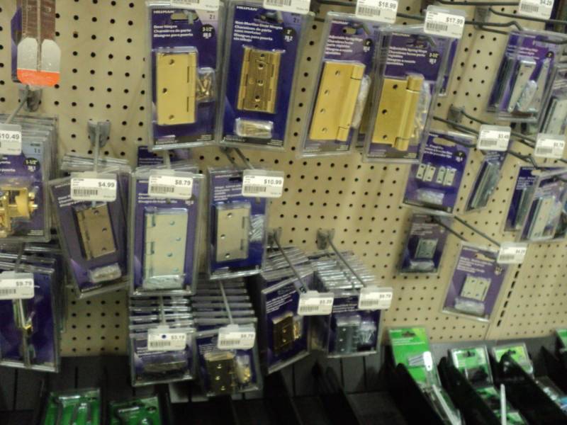 Lot of assorted hinges...