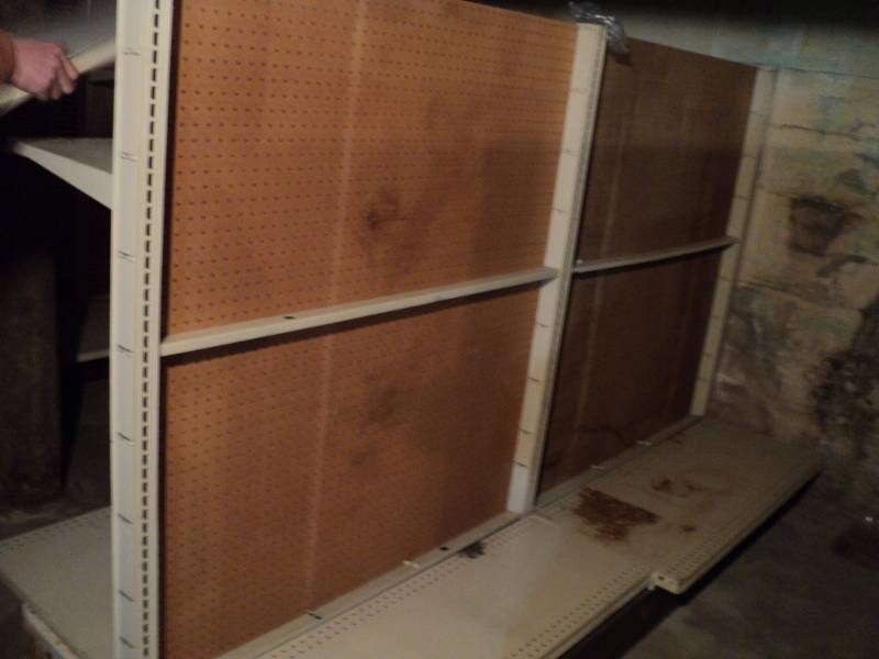 2 Double sided shelves with 2 pegbo...