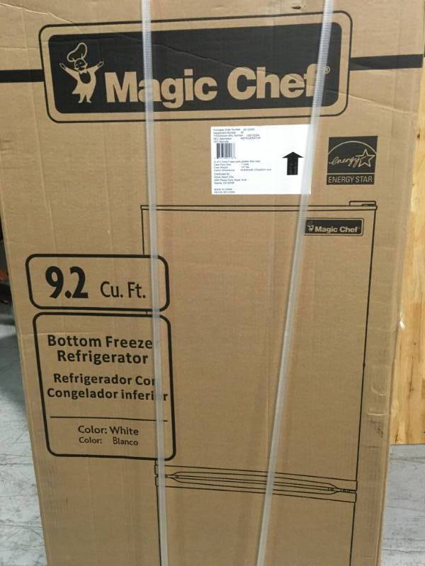 lot 34 image: Magic Chef 23.8 in. W 9.2 cu. ft. Bottom Freezer Refrigerator in White  open box in like new condition