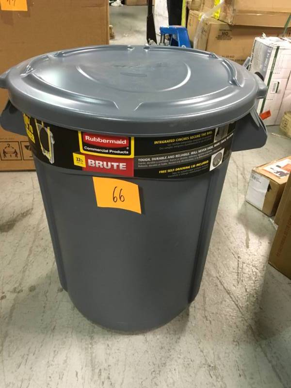 Rubbermaid Commercial Products Brute 32 Gal. Gray Round Vented Trash Can with Lid in like new condition