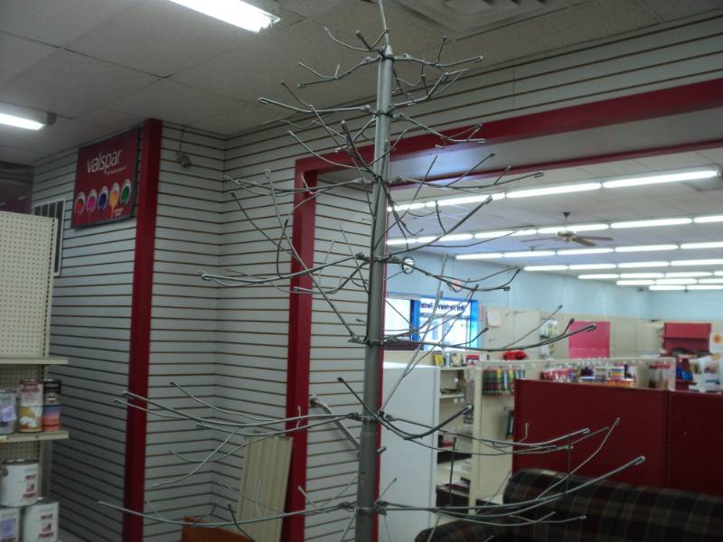 1- Metal lighted Tree...