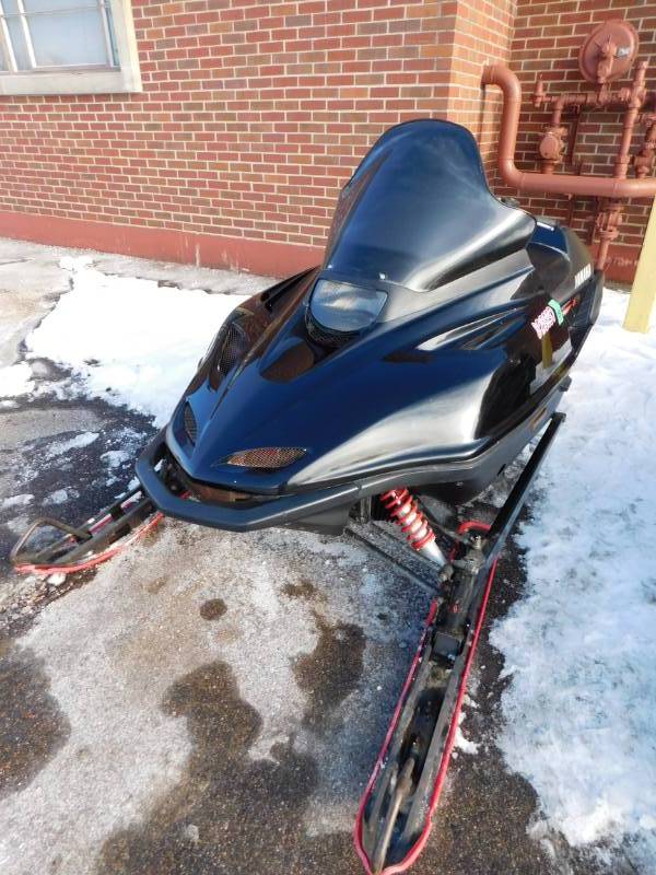 lot 1 image: 1997 Yamaha VMAX 600 Snowmobile