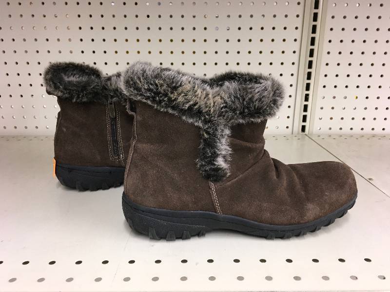 lot 234 image: Khombu Ladies All Weather Boots, Retail $24.99