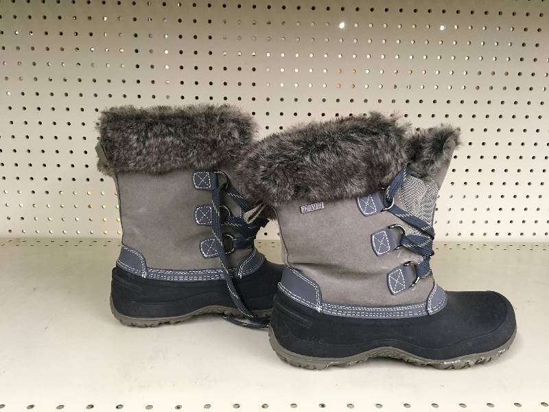 lot 242 image: Khombu Ladies Short Boot, Retail $29.99
