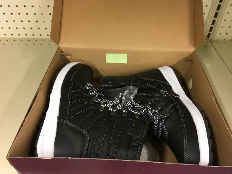 lot 262 image: Weatherproof Ladies Boots, Retail $24.99