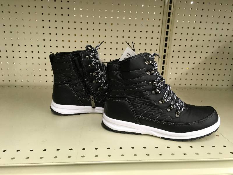 lot 266 image: Weatherproof Ladies Boots, Retail $24.99