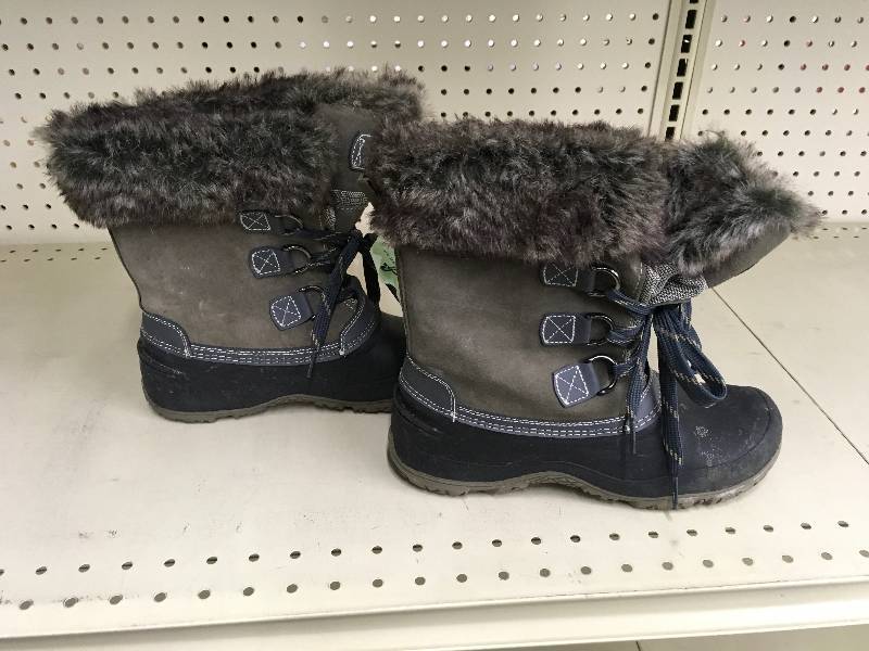 lot 270 image: Khombu Ladies Short Boot, Retail $29.99