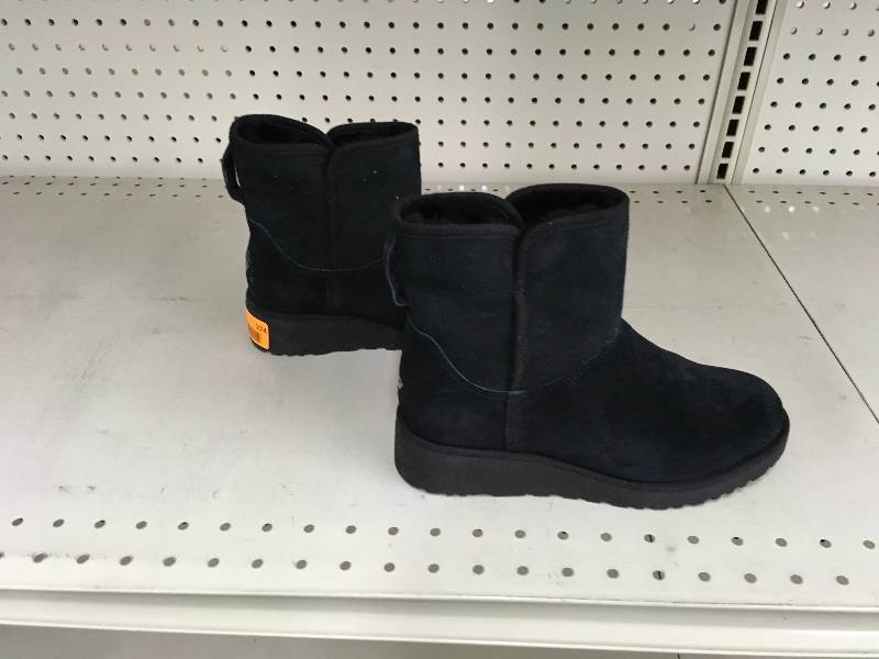 lot 274 image: UGG Kristin 6 Black, Retail $99.99
