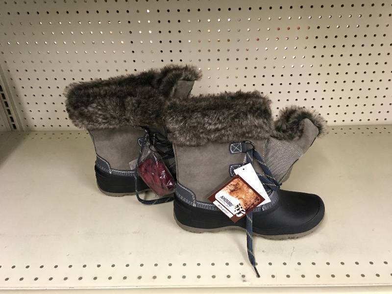 lot 280 image: Khombu Ladies Short Boot, Retail $29.99