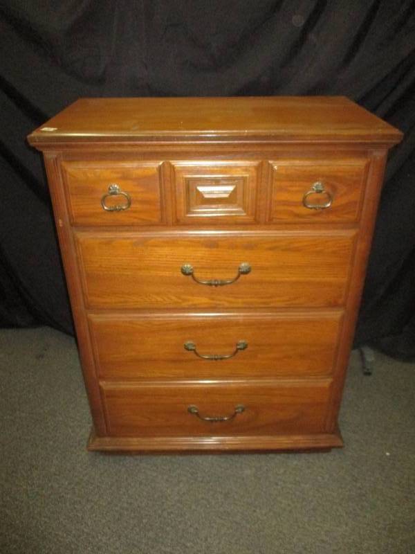 lot 22 image: Nice 5 Drawer Dresser