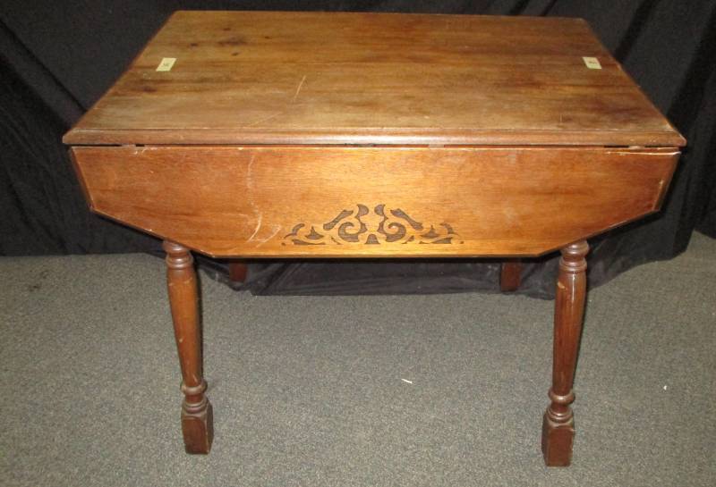 lot 26 image: Antique Table