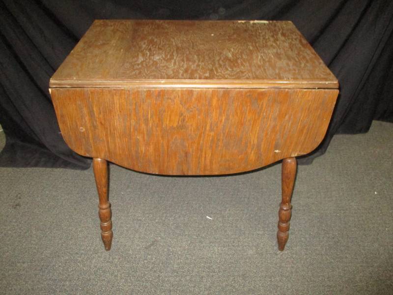 lot 27 image: Table