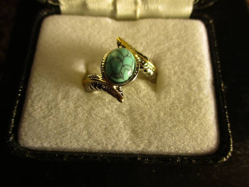 lot 3 image: Womans Sz 8 925 Sterling Silver Turquois Feathered Ring