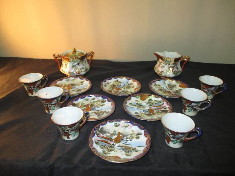 lot 43 image: Decorative asian tea set and large shellsconks