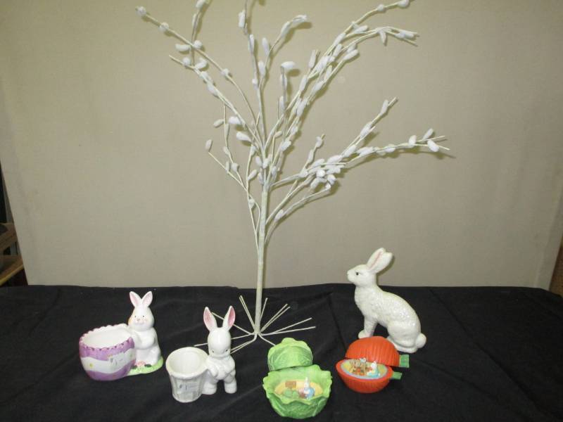 lot 44 image: Easter dcor