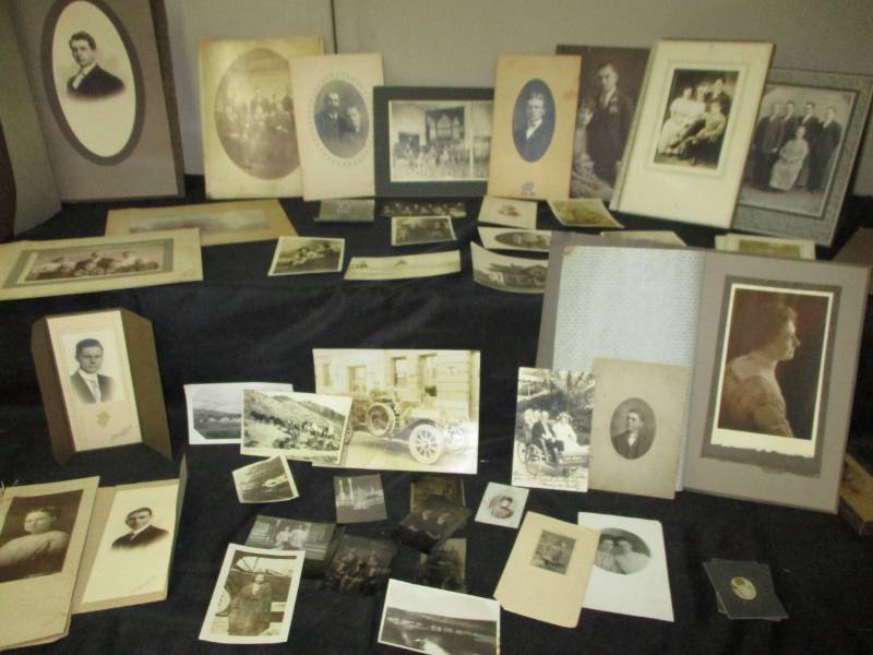lot 107 image: Bunch of old Black and White Pictures