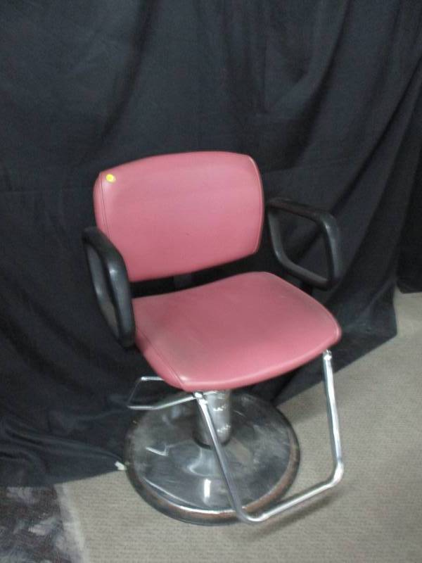 lot 136 image: Adjustable Height Hair Cutting Chair