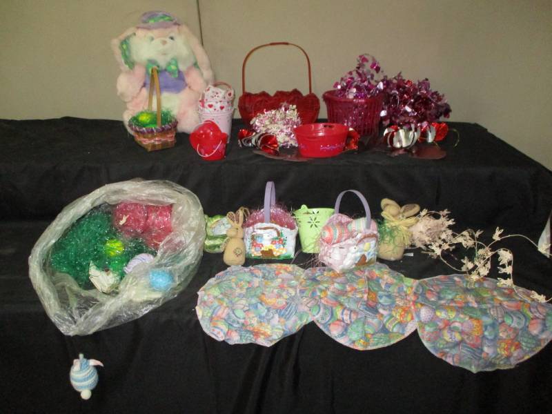 lot 142 image: Easter  and Valentines Decorations