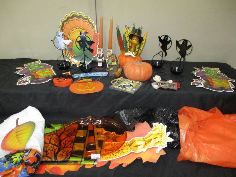 lot 144 image: Halloween Decorations