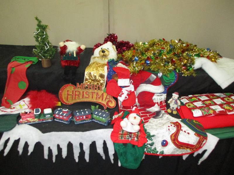 lot 147 image: Christmas Decorations