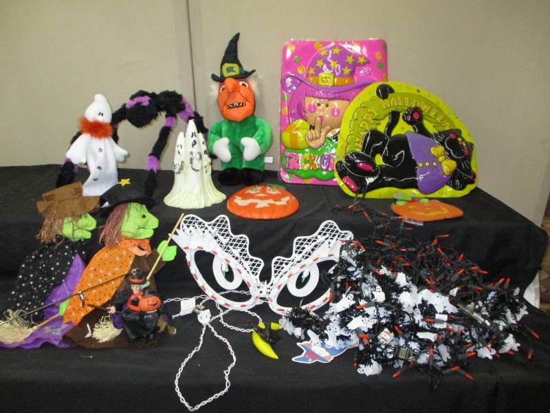 lot 148 image: Halloween Decorations