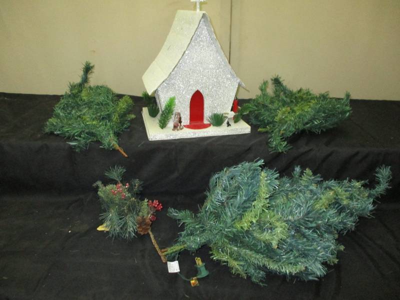 lot 159 image: Christmas Decorations