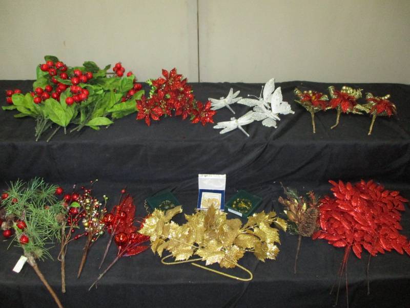 lot 151 image: Christmas Decorations