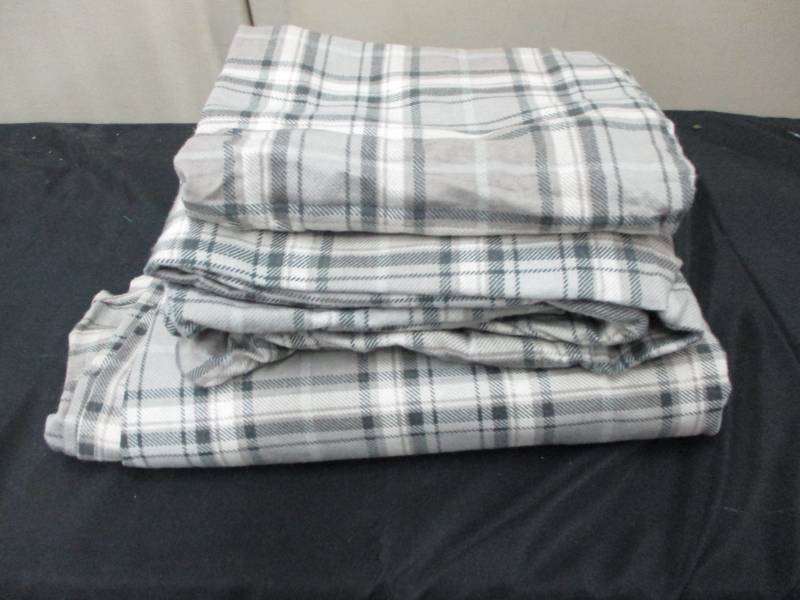 lot 168 image: Twin Sheets set really nice condition