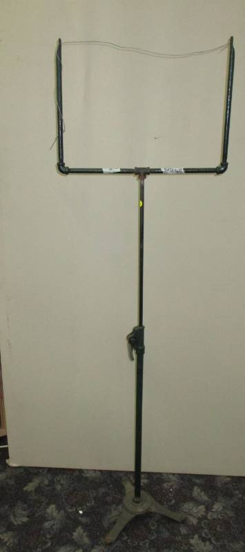 lot 186 image: Bird cage Stand 52 12 high adjustable