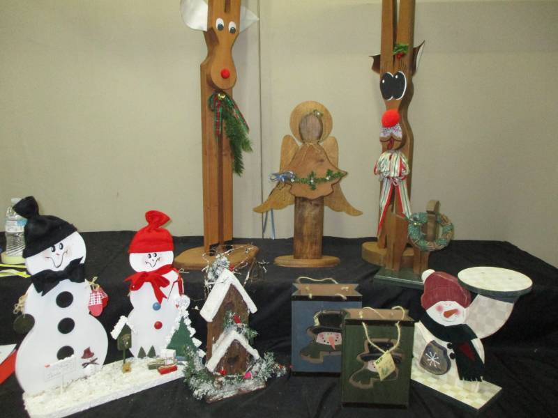 lot 203 image: Various Christmas Decorations