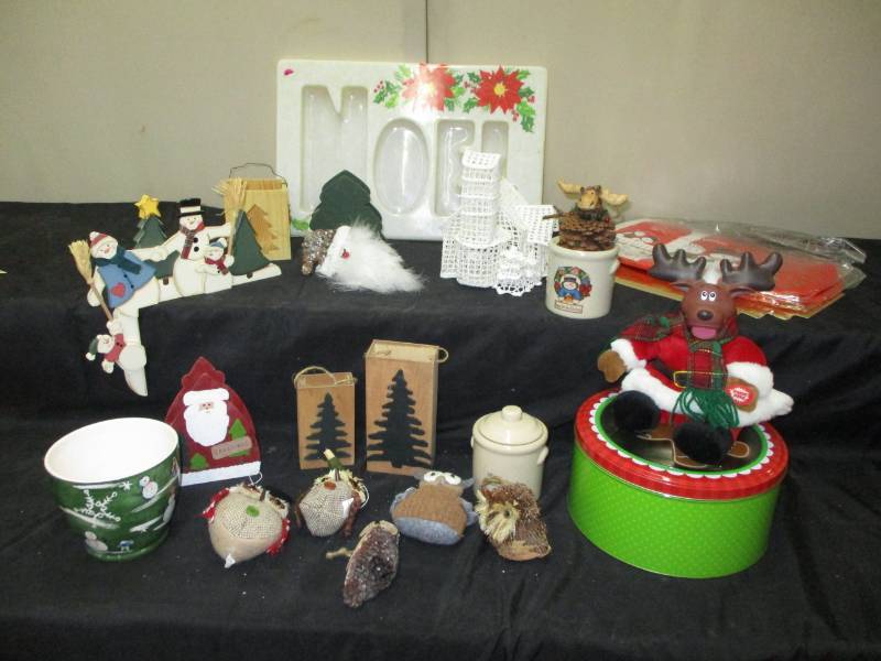 lot 204 image: Various Christmas Decorations